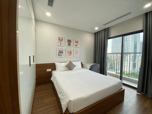 Tempat tidur dalam kamar di Asahi Luxstay - Golden Park Big corner Apartment with Cầu Giấy park view