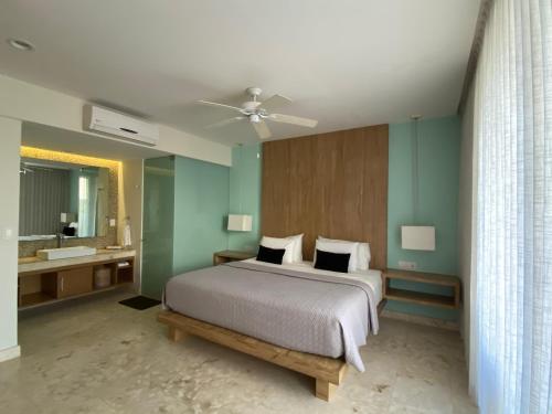 une chambre avec un grand lit et une salle de bain dans l'établissement Departamento 2 recámaras Anah, à Playa del Carmen