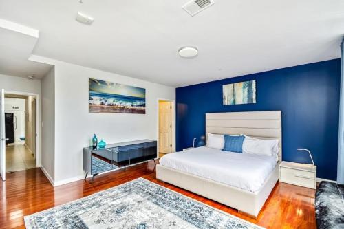 a bedroom with a bed and a blue wall at The place to stay! in Philadelphia