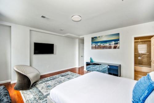 1 dormitorio blanco con 1 cama y 1 silla en The place to stay! en Filadelfia
