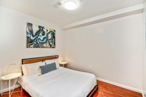 1 dormitorio con 1 cama y una pintura en la pared en The Vacationers place en Filadelfia