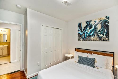 1 dormitorio con 1 cama y una pintura en la pared en The Vacationers place en Filadelfia