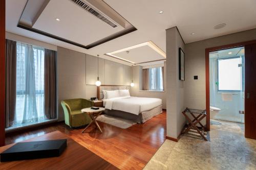 Habitación de hotel con cama y escritorio en Holiday Inn Suites Xi'an High-Tech Zone, an IHG Hotel en Xi'an