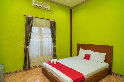 Tempat tidur dalam kamar di RedDoorz at Jl Ahmad Yani Asam Asam