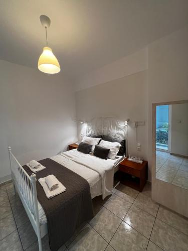 1 dormitorio con 1 cama grande y 1 lámpara en Elva Creta, en Heraclión