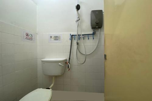 Salle de bains dans l'établissement OYO Home 90468 Syariah Asam Pedas