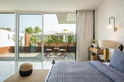 Letto o letti in una camera di La Sierra, 2 & 3BHK Villas near Anjuna & Vagator Beach with Private Pool, Terrace, Garden, Kitchen & Security