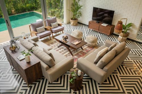 vista aerea su un soggiorno con piscina di La Sierra, 2 & 3BHK Villas near Anjuna & Vagator Beach with Private Pool, Terrace, Garden, Kitchen & Security a Mapusa