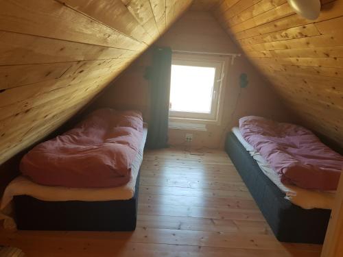 Postel nebo postele na pokoji v ubytování Storstugan & Lillstugan Kullabygden