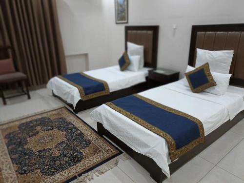 Postel nebo postele na pokoji v ubytování Hotel Gulberg Grand