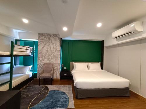 a bedroom with a bed and a green wall at VIVA LA VIDA HOTEL in Bangkok