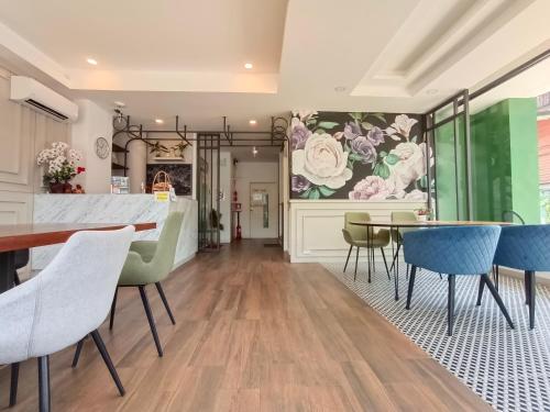 a dining room with a table and chairs at VIVA LA VIDA HOTEL in Bangkok