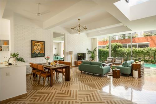 Area soggiorno di La Sierra, 2 & 3BHK Villas near Anjuna & Vagator Beach with Private Pool, Terrace, Garden, Kitchen & Security