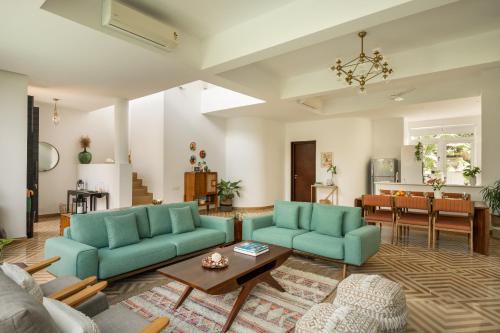 Area soggiorno di La Sierra, 2 & 3BHK Villas near Anjuna & Vagator Beach with Private Pool, Terrace, Garden, Kitchen & Security