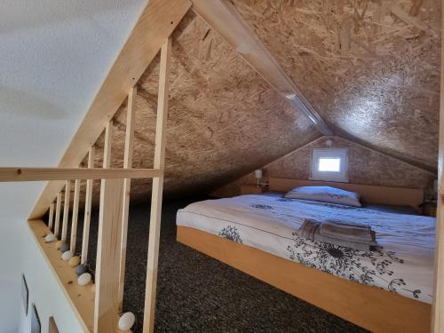 Posteľ alebo postele v izbe v ubytovaní Domček pod orechom