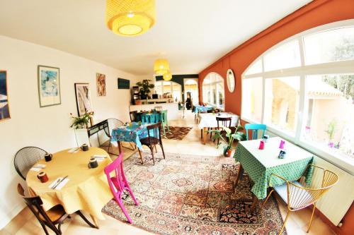 une salle à manger avec des tables et des chaises dans une pièce dans l'établissement Hotel & Cantine De La Plage, à Les Sables-dʼOlonne