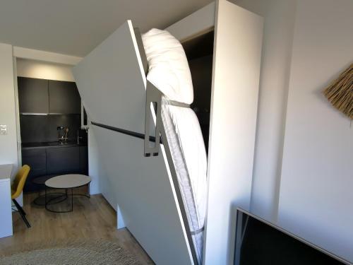 Cette petite chambre comprend des lits superposés. dans l'établissement L'Estacade, à Les Sables-dʼOlonne