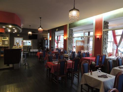 En restaurant eller et andet spisested på Hôtel Le Hussard