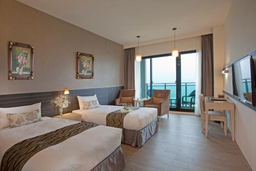 Postel nebo postele na pokoji v ubytování Renyi Lake Hotel