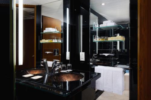 a bathroom with two sinks and a large mirror at Hotel Sintra in Macau