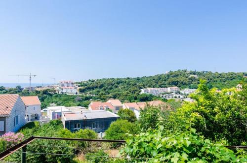 vistas a una ciudad con árboles y casas en Guest House Mara, en Dubrovnik