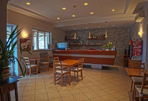 a restaurant with a table and chairs and a bar at Viole Country Hotel in Assisi