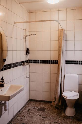 Et badeværelse på Stiftsgården Tallnäs