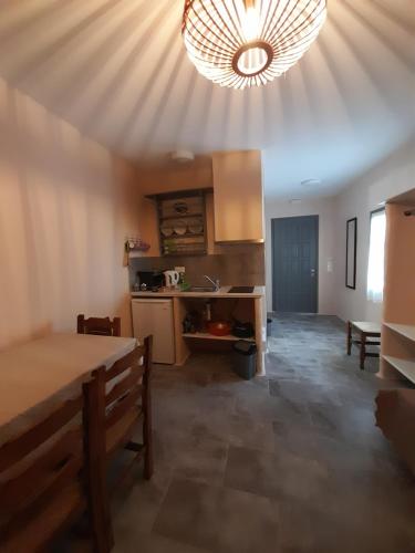 Cuisine ou kitchenette dans l'établissement Studios Kapsali