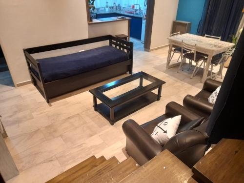 a living room with a couch and a table at Hermosa casa con patio, parrilla y garage cerrado in Tandil