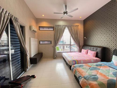 a bedroom with two beds and a ceiling fan at D' Niice Garden 2 Bukit Indah 7 Mins Legoland in Johor Bahru