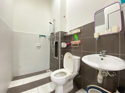 a bathroom with a toilet and a sink at D' Niice Garden 2 Bukit Indah 7 Mins Legoland in Johor Bahru