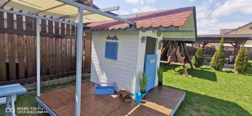 a dog house with a roof on a deck at Casa Stefu in Râşnov