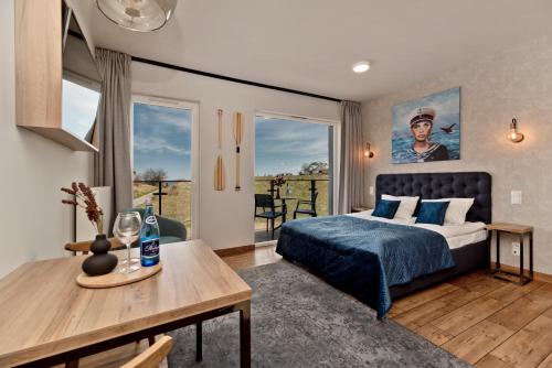 a bedroom with a bed and a table at Aparthotel Anchoria BlueApart in Mechelinki