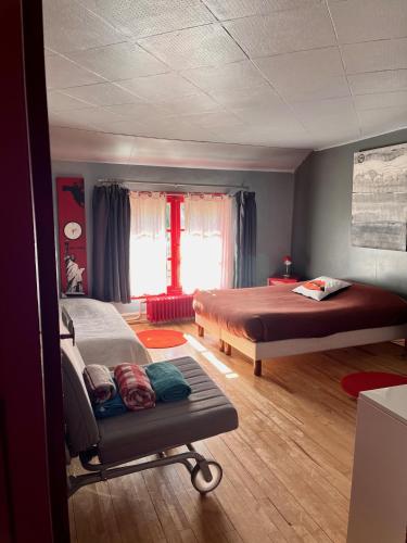 une chambre avec deux lits et une fenêtre dans l'établissement Adorable et amusante maison de campagne, à La Croix-sur-Ourcq