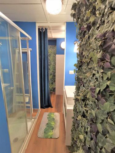 a wall covered in ivy in a room at Jungle Fever in Turin