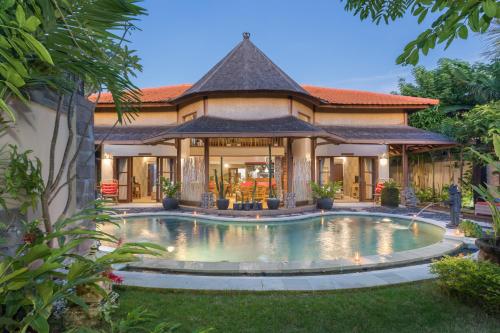 Piscina de la sau aproape de Villa SoDe Balangan by Nagisa Bali