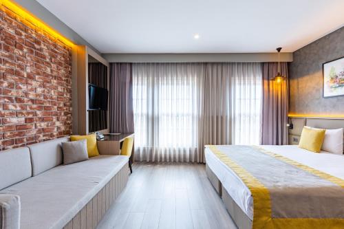 Llit o llits en una habitació de Seraglio Hotel & Suites