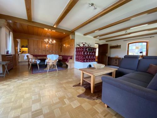雷特溫克爾的住宿－Haus Blindauer Eck，客厅配有沙发和桌子