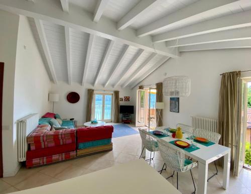 メナッジョにあるBelvedere Menaggio-4 Luxury homes-by Italian Apartments Casa Paradiso, Apartmento Belvedere, Woon Belvedere Apartment Penthouse, VH apartment Bella Vistaのベッドとテーブルのあるリビングルーム