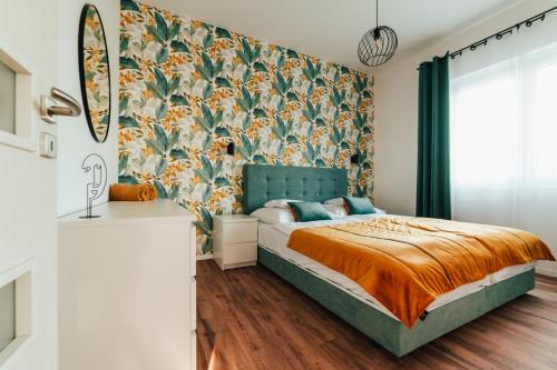 A bed or beds in a room at Tópart Apartmanok ***** Algyő
