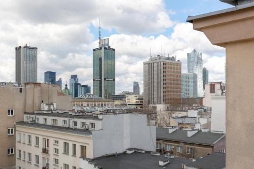 vista su uno skyline della città con edifici alti di Top Floor View Apartment Marszałkowska by Renters a Varsavia