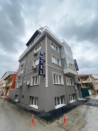 ein großes graues Gebäude mit einem Schild drauf in der Unterkunft Stay Inn Edirne in Edirne