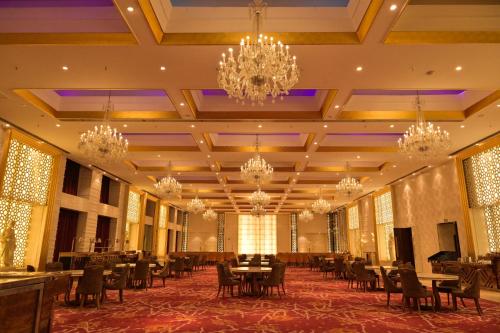 Stardom Resort Jaipur 레스토랑 또는 맛집