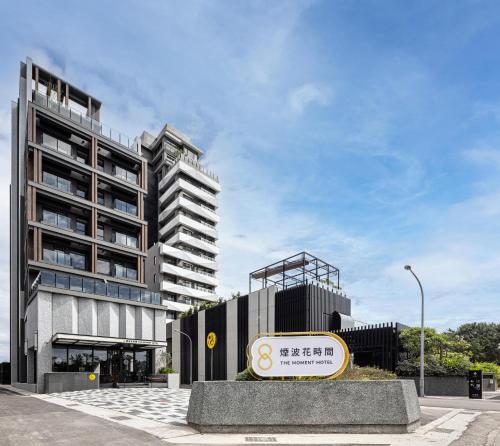 un edificio con una señal delante de él en The Moment Hotel Hualien by Lakeshore, en Shunan