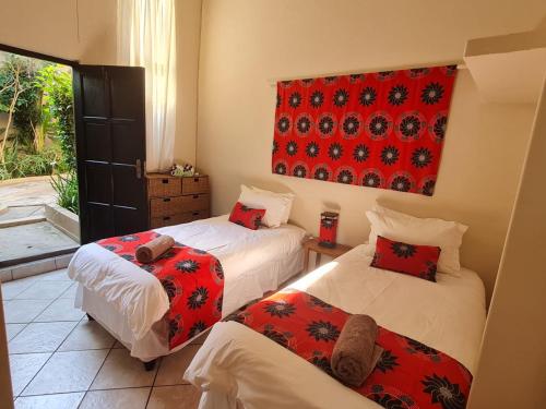 ein Schlafzimmer mit 2 Betten und einem Wandgemälde in der Unterkunft Planet Scuba Bed and Breakfast in Ponta do Ouro