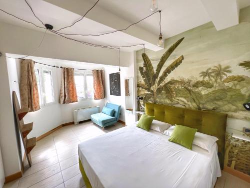 ラヴェンナにあるLeaf Apartmentのベッドと壁に絵が飾られた寝室
