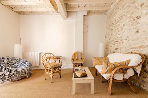 - un salon avec des chaises, un lit et une table dans l'établissement La Majorquine Arles Arènes, à Arles
