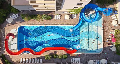 O vedere a piscinei de la sau din apropiere de Serena Majestic Hotel