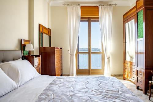 Säng eller sängar i ett rum på Ortigia Seafront Apartment by Wonderful Italy