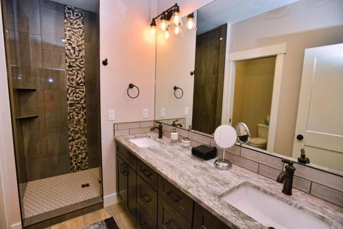 Ένα μπάνιο στο Home on the Range by Casago McCall - Donerightmanagement